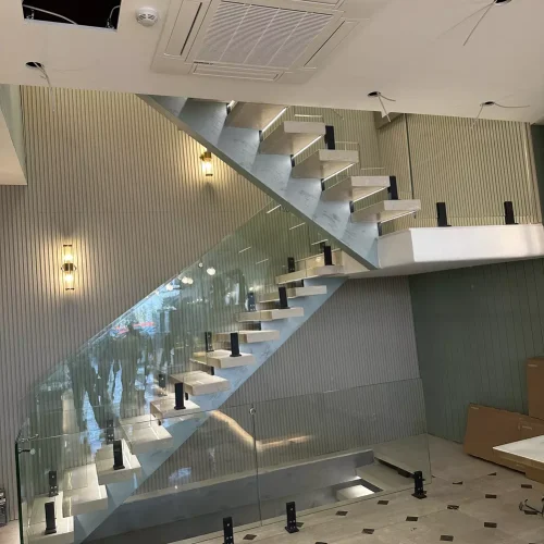 lokanta-merdiven-cam